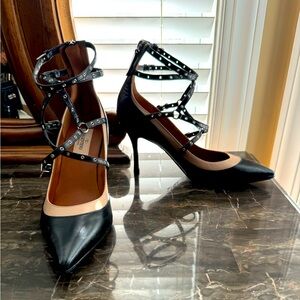 NEW Valentino Garavani Pumps 38 Love Latch Pointy Toe Shoes Black Beige Grommets